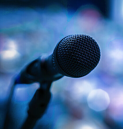 Mikrofon mit blauem Hintergrund