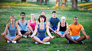 Erholung beim Yoga in der Gruppe