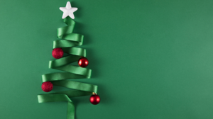 Weihnachtsbaum aus grünem Geschenkband