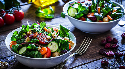 Salatschüssel auf Tisch mit buntem Gemüse