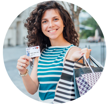 Glückliche Frau mit Fahrrad Shopping-Tüten und Ticket Plus Karte