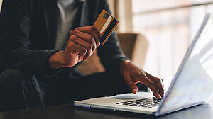 Onlineshopping mit Bankkarte und Laptop