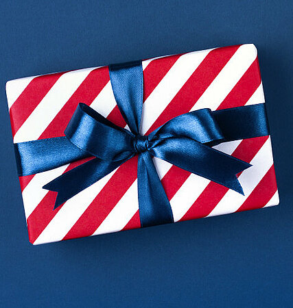Rot weißes Geschenk mit Blauem Band