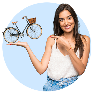 Frau hält ein Miniaturfahrrad auf ihrer Hand