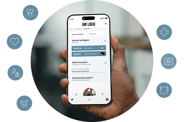 Smartphone mit der Digitale Benefit-Plattform auf dem Display, in einer Hand präsentiert.