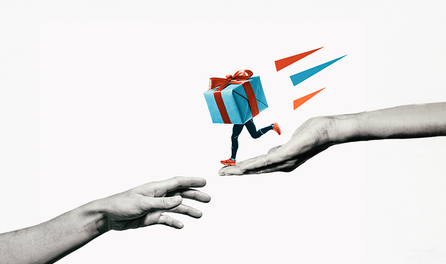 zwei Hände, die ein Geschenk übergeben