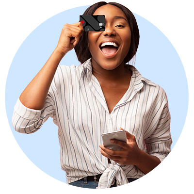 Frau hält sich Edenred City Karte vors Auge und hält ein Smartphone in der Hand