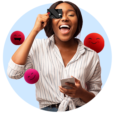 Frau hält sich Edenred City Karte vors Auge und hält ein Smartphone in der Hand