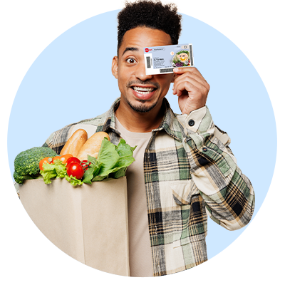 Junger Mann hält sich das Ticket Restaurant® vor das linke Auge