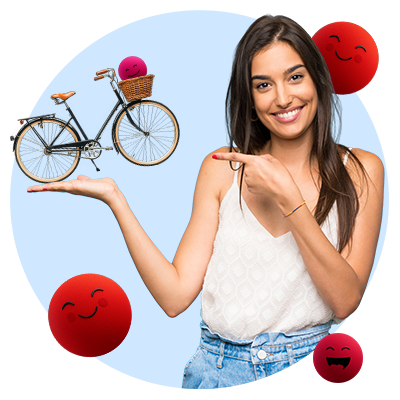 Frau hält ein Miniaturfahrrad auf ihrer Hand