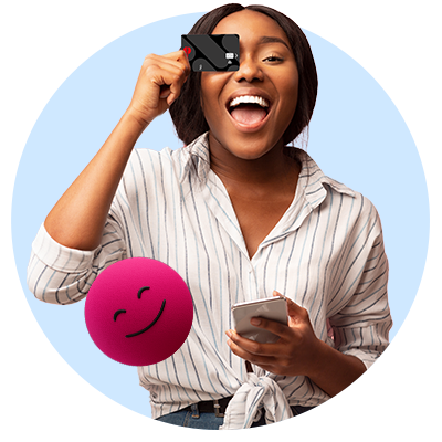 Frau hält sich Edenred City Karte vors Auge und hält ein Smartphone in der Hand