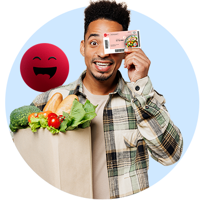 Junger Mann hält sich das Ticket Restaurant® vor das linke Auge