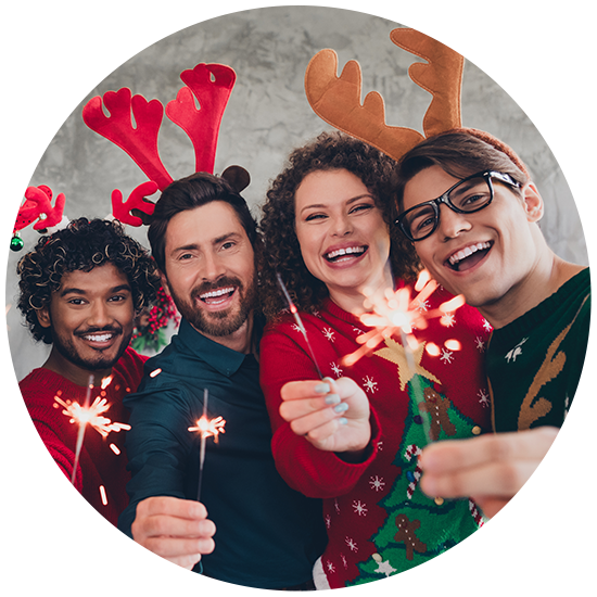 Mitarbeiter feiern fröhlich Weihnachten