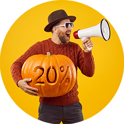 Mann mit Hut und Sonnenbrille ruft durch ein Megafon und hält einen Kürbis mit der Aufschrift „20%“, vor gelbem Hintergrund