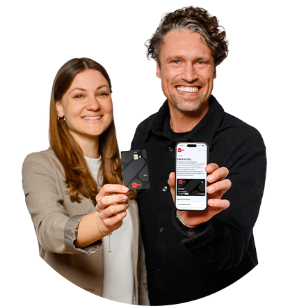 Eine Mitarbeiterin und ein Mitarbeiter von Edenred Deutschland halten die Edenred City Karte in der Hand (physisch und virtuell auf dem Smartphone)