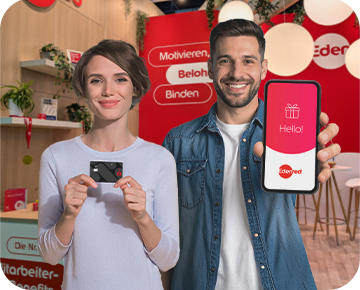 Frau mit Edenred City Card und Mann mit Smartphone mit der Edenred App vor Edenred Messestand.