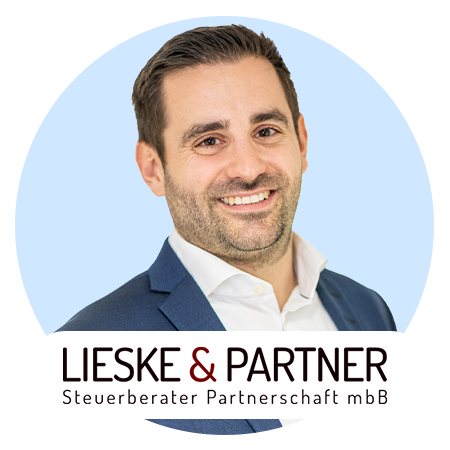 Marc Geisler mit dem Logo von Lieske & Partner