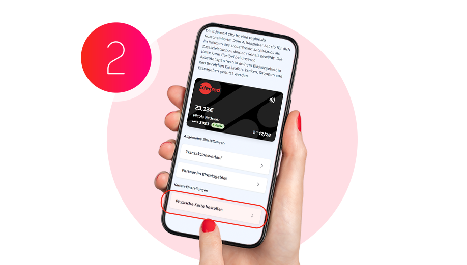 Auf dem Smartphone, das eine Hand hält, ist der Abschnitt "Physische Karte bestellen" markiert.