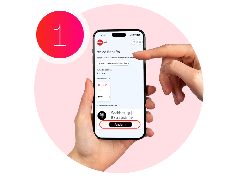 Smartphone wird in der Hand gehalten, ein Finger tippt auf „Meine Benefits“ in der Edenred App; Button „Sachbezug | Extraprämie – Ändern“ ist hervorgehoben.