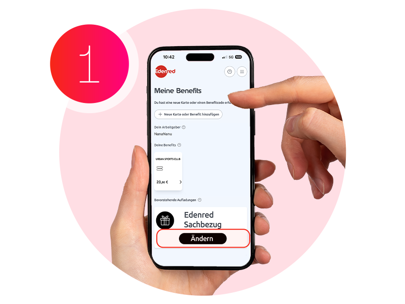 Hand hält Smartphone vor rosafarbenem Kreis mit der Ziffer 1, Bildschirm zeigt in der Edenred-App unter „Meine Benefits“ die Kachel „Edenred Sachbezug“ mit hervorgehobener Schaltfläche „Ändern“.