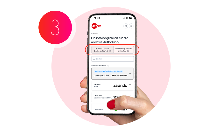 Smartphone vor rosafarbenem Hintergrund und großem Kreis mit der Ziffer 3, gehalten von einer Hand mit roten Nägeln. Auf dem Bildschirm ist in der Edenred-App die Seite „Einsatzmöglichkeit für die nächste Aufladung“ geöffnet, darüber zwei hervorgehobene Buttons „Partner-Guthaben (online einlösen)“ und „Edenred City (vor Ort einlösen)“, darunter eine Suchleiste und eine Liste verfügbarer Partner wie Urban Sports Club, Zalando, Cyberport und Hello Fresh.