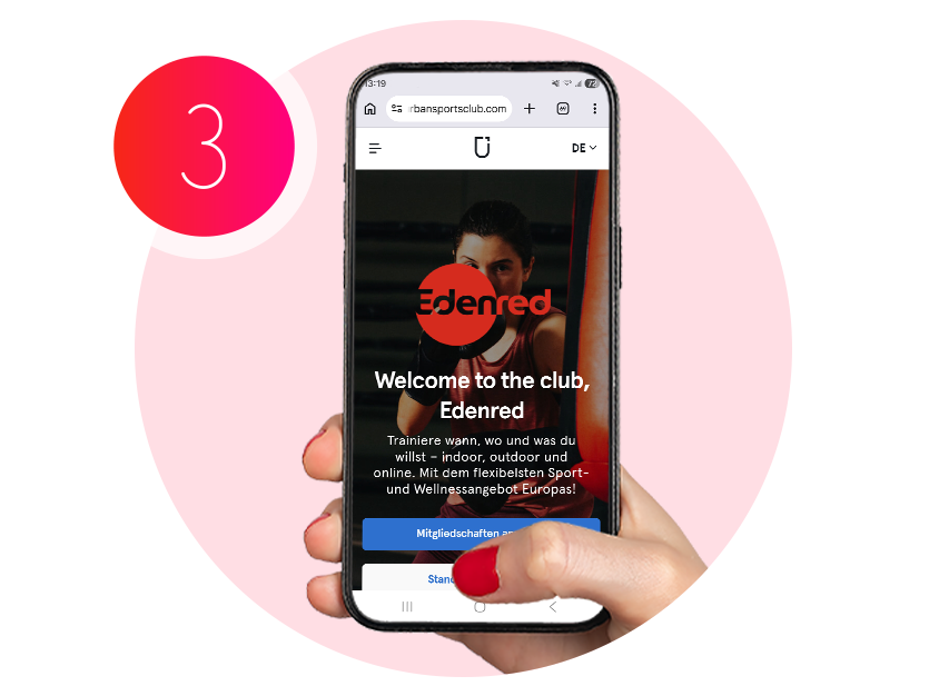 Hand mit rot lackierten Fingernägeln hält ein Smartphone vor einem pastellrosa Kreis. Auf dem Display ist die Startseite von urbansportsclub.com in deutscher Sprache zu sehen mit der Überschrift „Welcome to the club, Edenred“ sowie einen blauen Button für den Abschluss einer Mitgliedschaft. In einem roten Kreis links oben steht die Zahl 3