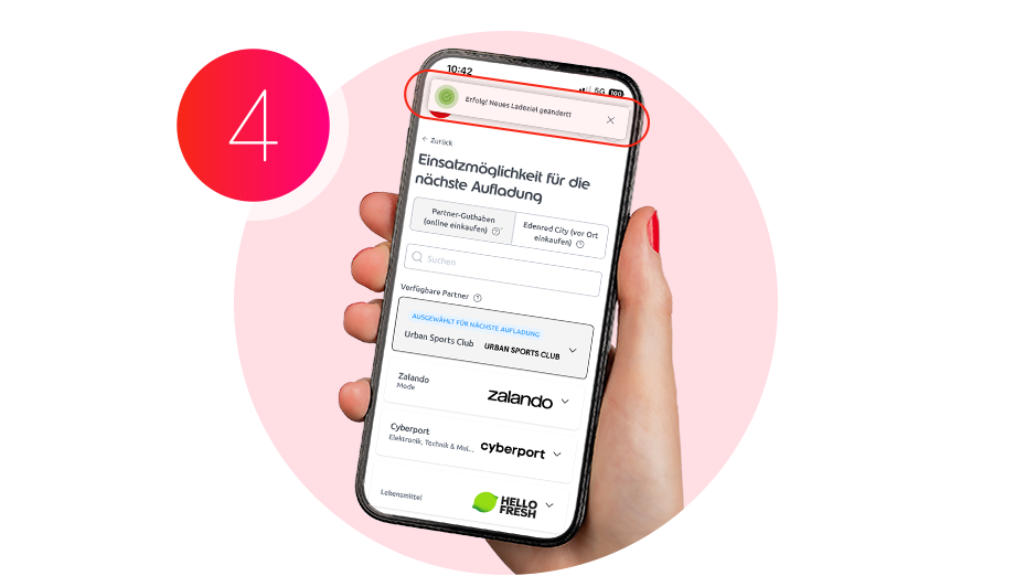 Smartphone vor rosafarbenem Hintergrund und großem Kreis mit der Ziffer 4, in einer Hand mit roten Fingernägeln. Auf dem Bildschirm sieht man oben ein grünes Infobanner „Erfolg! Neues Ladeziel geändert“, darunter die Seite „Einsatzmöglichkeit für die nächste Aufladung“ 