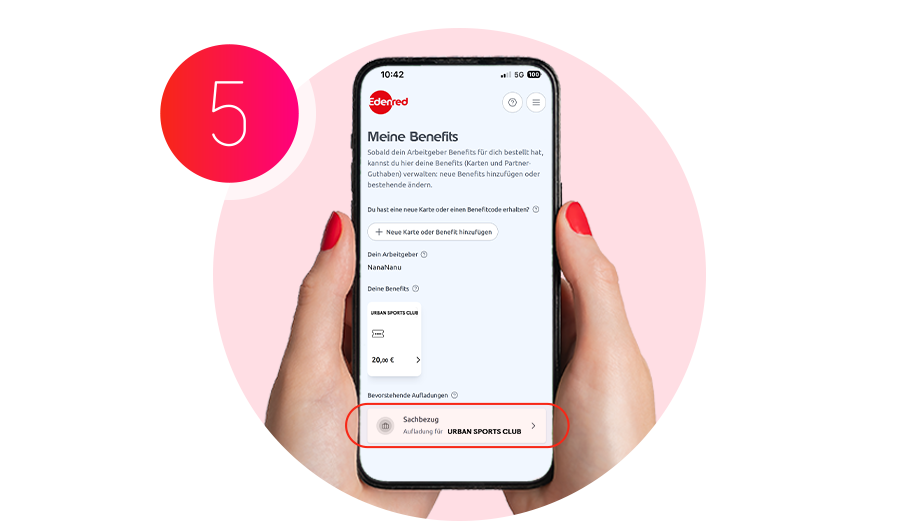Smartphone vor rosafarbenem Hintergrund und großem Kreis mit der Ziffer 5, gehalten von einer Hand mit roten Nägeln. Der Bildschirm zeigt die Edenred-App-Seite „Meine Benefits“  und unten in der Sektion „Bevorstehende Aufladungen“ den hervorgehobenen Eintrag „Sachbezug: Aufladung für Urban Sports Club“.