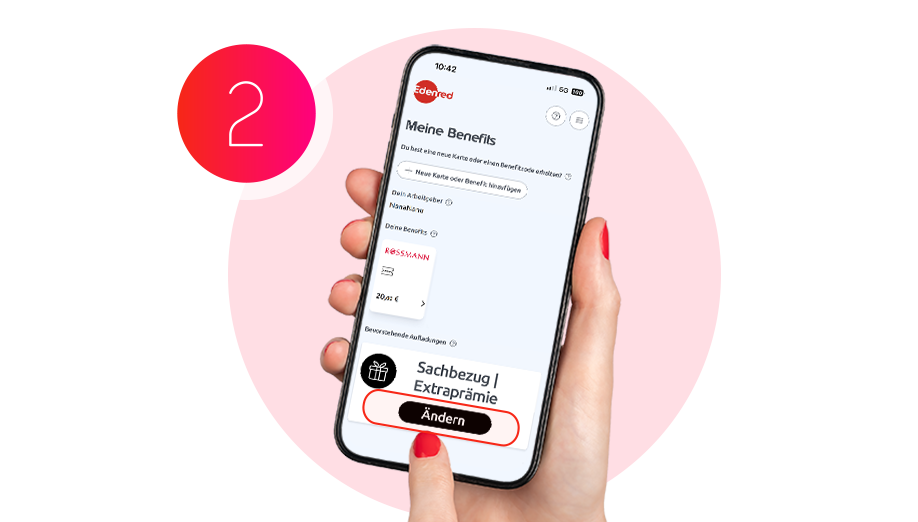 Hand hält Smartphone mit Edenred App; Finger tippt auf den Button „Ändern“ im Bereich „Sachbezug | Extraprämie“