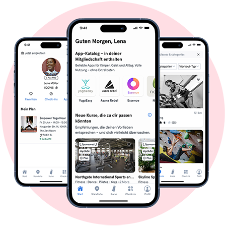 Drei nebeneinander angeordnete Smartphone-Displays mit der Urban Sports Club App: in der Mitte die Begrüßungsseite mit App-Katalog und Kursvorschlägen, links der persönliche Trainingsplan, rechts die Kursübersicht mit Filtermöglichkeiten.