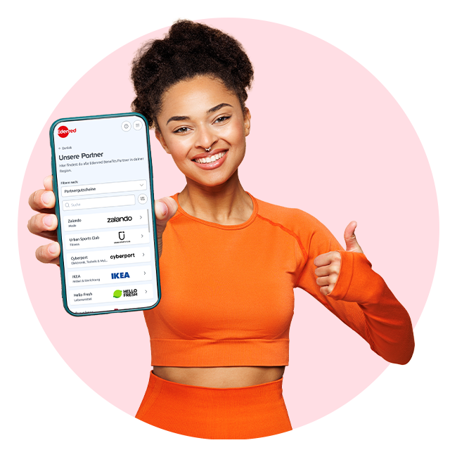 Person in oranger Sportkleidung hält ein Smartphone mit der Liste „Unsere Partner“ in der Edenred-App und zeigt dabei den Daumen nach oben, Partnerlogos u. a. Zalando, Urban Sports Club, Cyberport, IKEA, Hello Fresh.