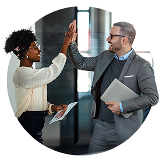 Eine Frau und ein Mann machen High Five