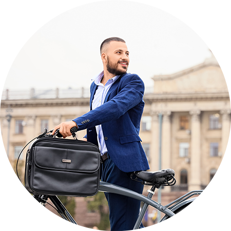 Mann mit Aktentasche, Anzug und Fahrrad auf der Straße