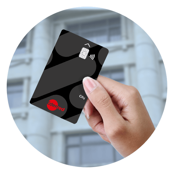 Edenred City Card in einer Damenhand gehalten im Öffentlichen Dienst