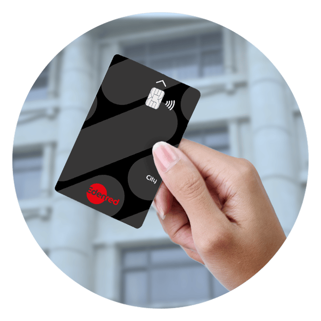 Edenred City Card in einer Damenhand gehalten im Öffentlichen Dienst