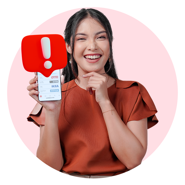 Junge Frau hält Smartphone mit geöffneter MeinGutschein App in der Hand, darüber eine Sprechblase mit einem Ausrufezeichen