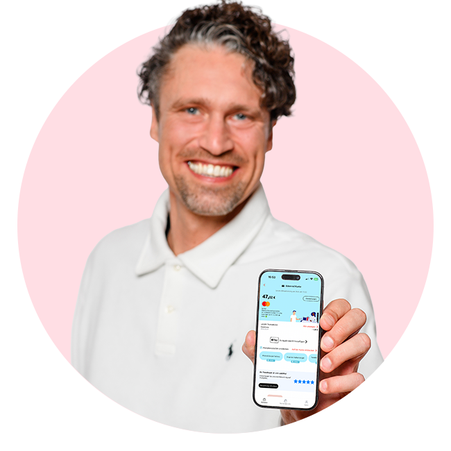 Mann hält Smartphone mit Edenred App in die Kamera