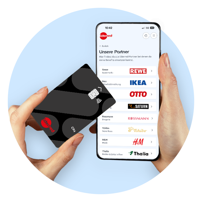Person hält Edenred City und ein Smartphone in der Hand. Auf dem Screen ist die Edenred App zu sehen.