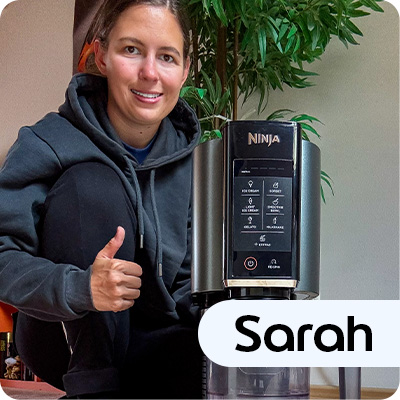 Sarah mit neuer Eismaschine