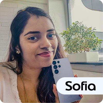 Sofia mit neuem Smartphone
