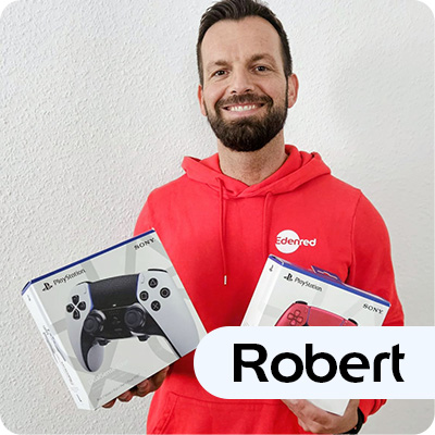 Robert mit neuen Gaming Controllern